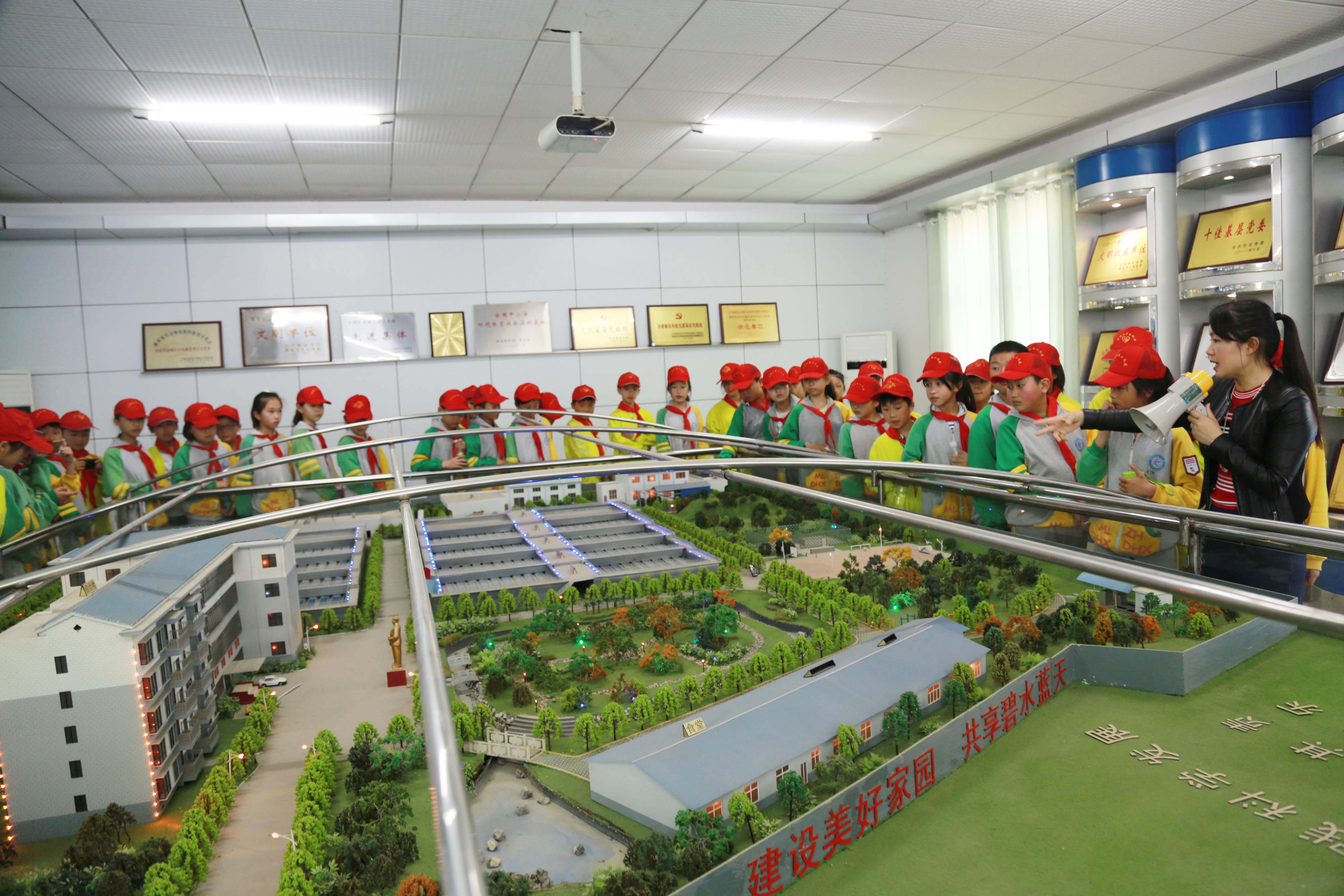 城管进校园 宏宇小学参观市污水处理有限好博官网好博(中国)_好博(中国).jpg