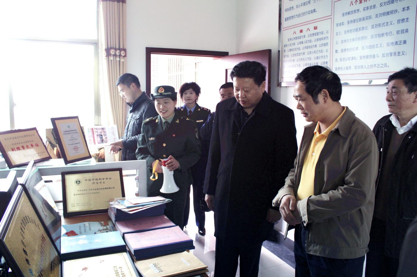 2011年3月，国家工商局总局个体司司长李玉家受中央组织部委托视察好博官网好博(中国)_好博(中国)党建工作.JPG