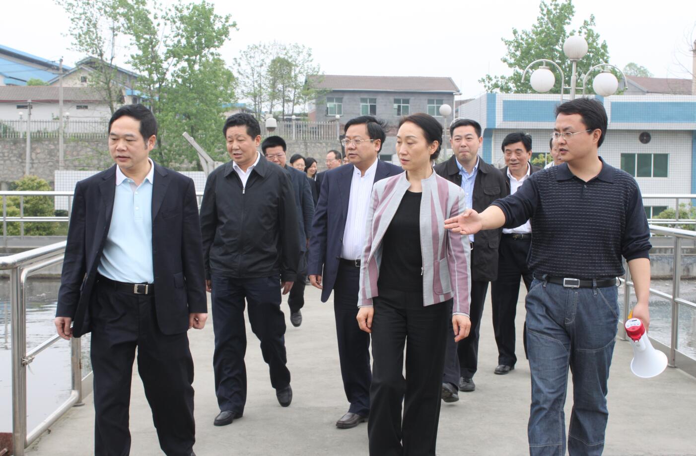 2011年4月，省政协主席，时任省委常委、统战部部长李薇薇来好博官网好博(中国)_好博(中国)视察.JPG